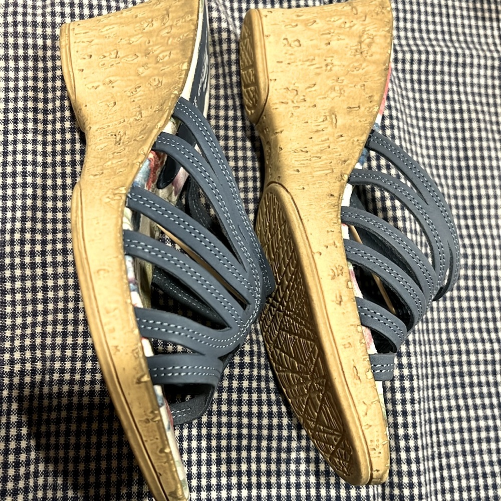 Spring Step Sandals - Picture 6 of 9
